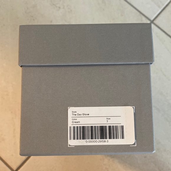 Everlane Day Gloves in Cream - Picture 4 of 4